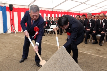 Left: Mr. Yasuhiro Wakebayashi, Chairman of Nihon M&A Center Inc.; Right: Tomomi Morishima, Chairman of the Board of Trustees, the Ritsumeikan Trust