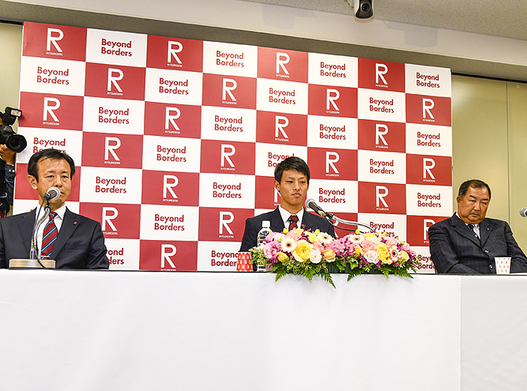 At the press conference: Tatsumi (center); team manager Masatsugu Hongo (left); and head coach Noboru Goto (right)