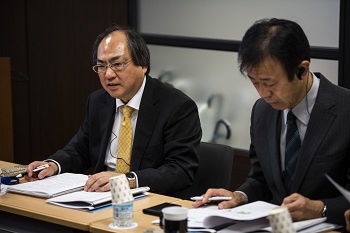 Vice Chancellor Nakatani (left) explains the Academy Vision
