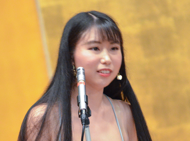 A close up of Yunzhu Feng during her speech