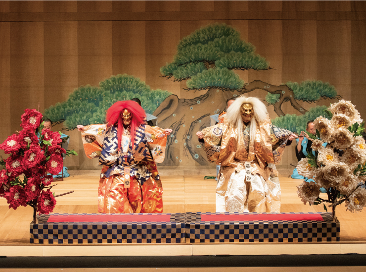
											<figcaption>Scene from the Japanese traditional Noh Theatre play ‘Stone Bridge’ featuring the Great Lions