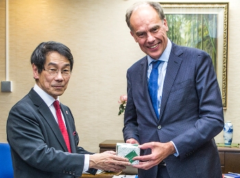 Leiden University’s Chairman of the Executive Board Carel Stolker & Vice President Watanabe