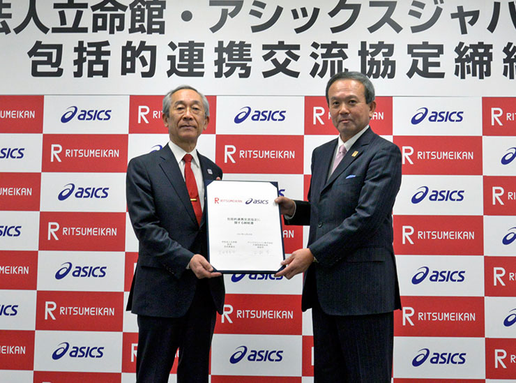 Chancellor of the Ritsumeikan Trust, Mikio Yoshida (left) and President and Representative Director, ASICS Japan Corporation, Manabu Nishimae (right)