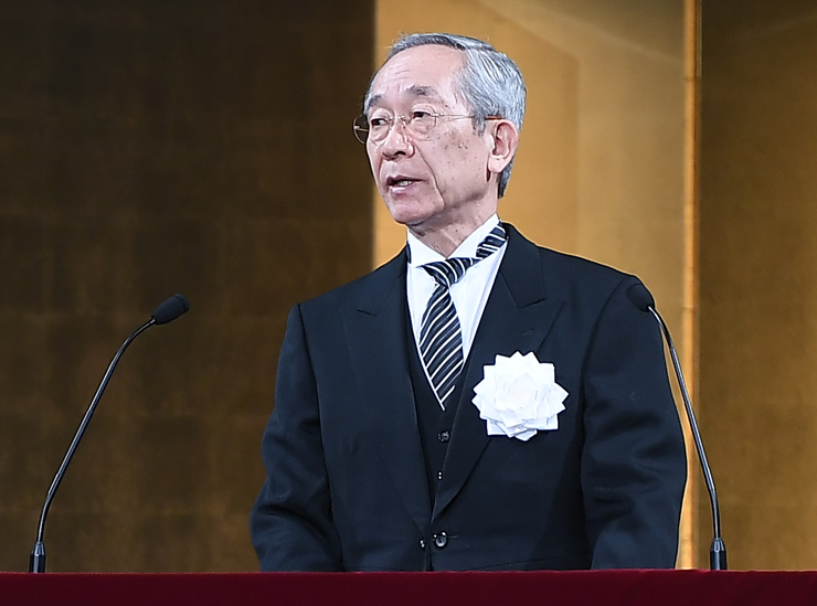 Yoshida Mikio, president of Ritsumeikan University, gave a welcome speech in the first half of each ceremony