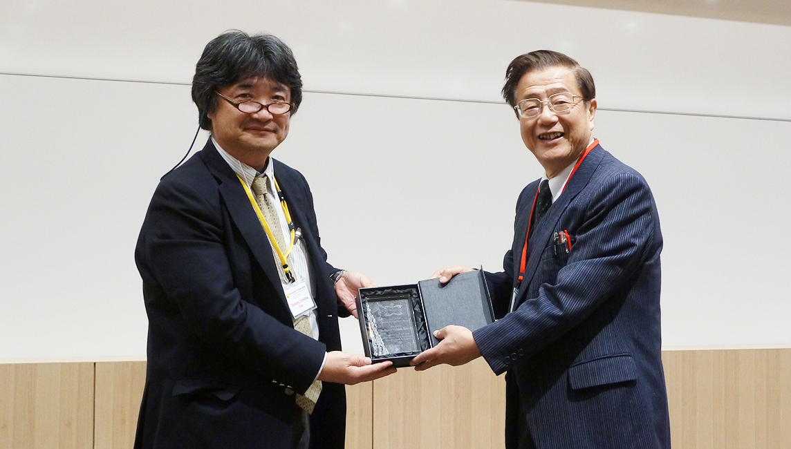 Dr. Yasushi Nanishi receiving the ISPlasma Special Recognition Award