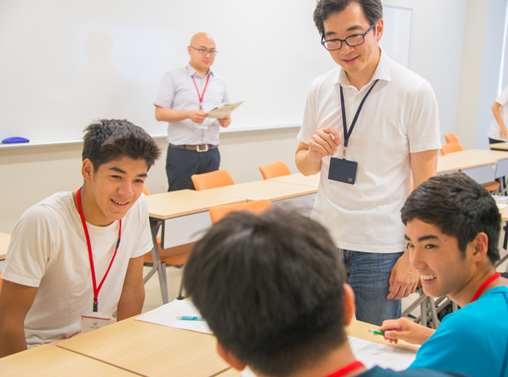 Professor Yamashita discussing with students in an interactive lecture 