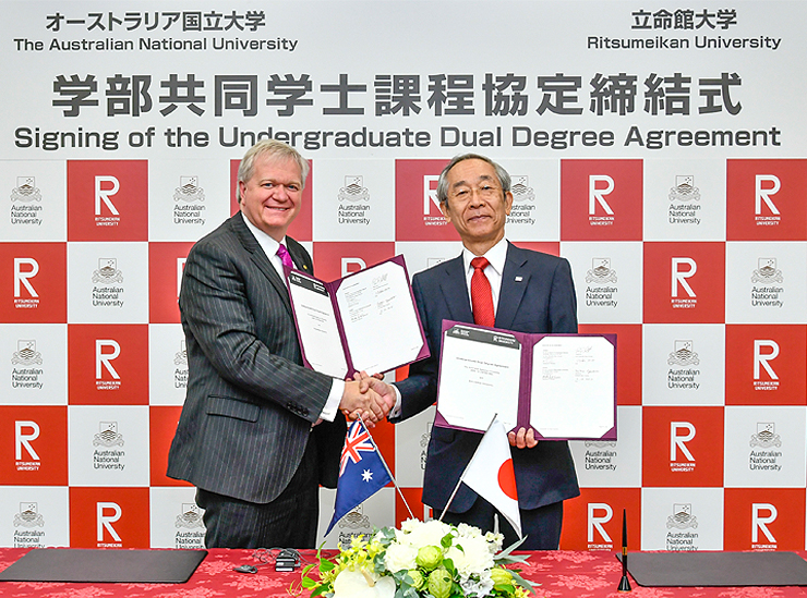 Signing the Dual Degree agreement with ANU Vice-Chancellor Professor Brian Schmidt AC