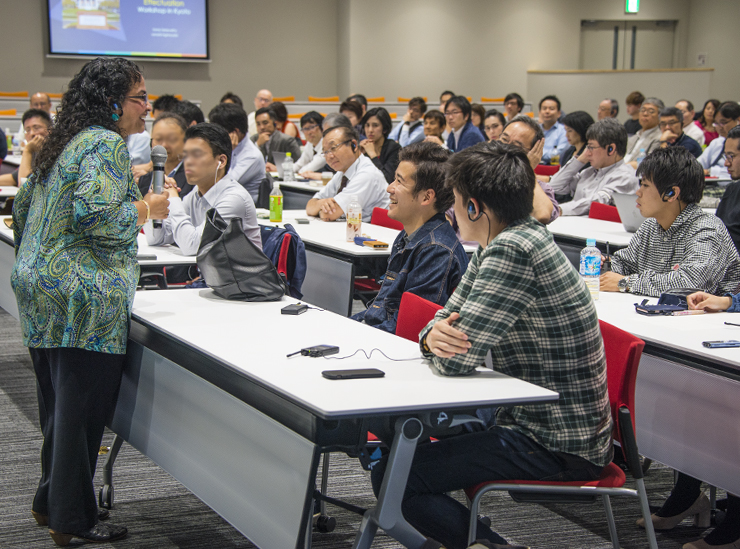 Professor Sarasvathy probes Kentaro Morita, a College of Business Administration student (Yr. 2) about his answer to the question ‘Why are you interested in entrepreneurship?’