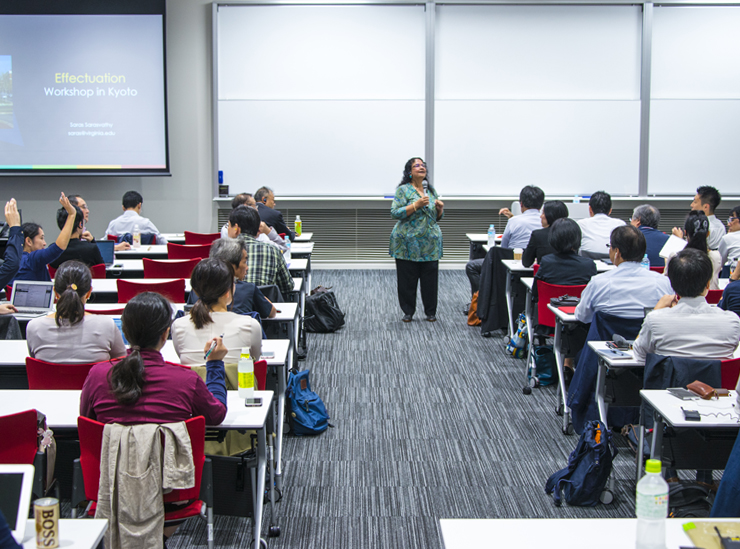 Professor Sarasvathy moved freely around the venue during the workshop at Ritsumeikan University