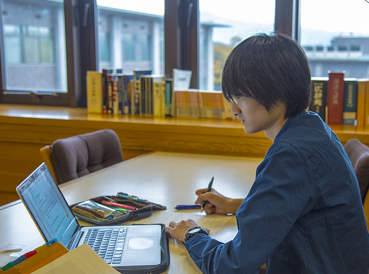 Joint Degree Program Ritsumeikan American University - student studies at desk