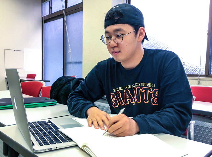 Joint Degree Program Ritsumeikan American University - student studies at desk