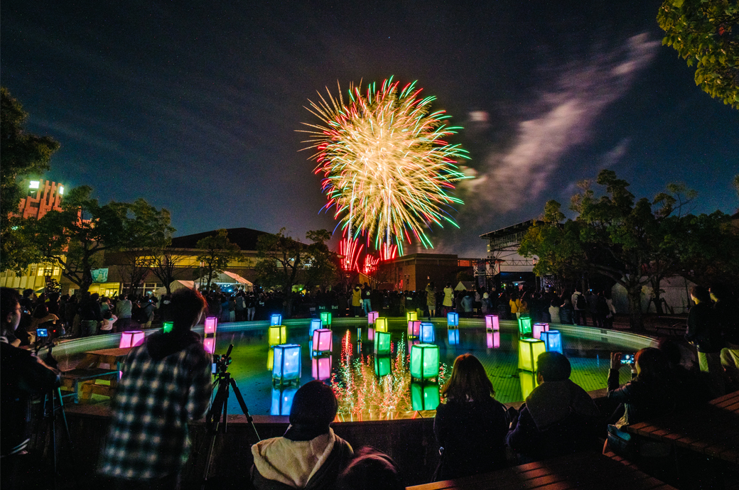 An evening firework display rounds off the festival day in vivid style at Biwako-Kusatsu Campus