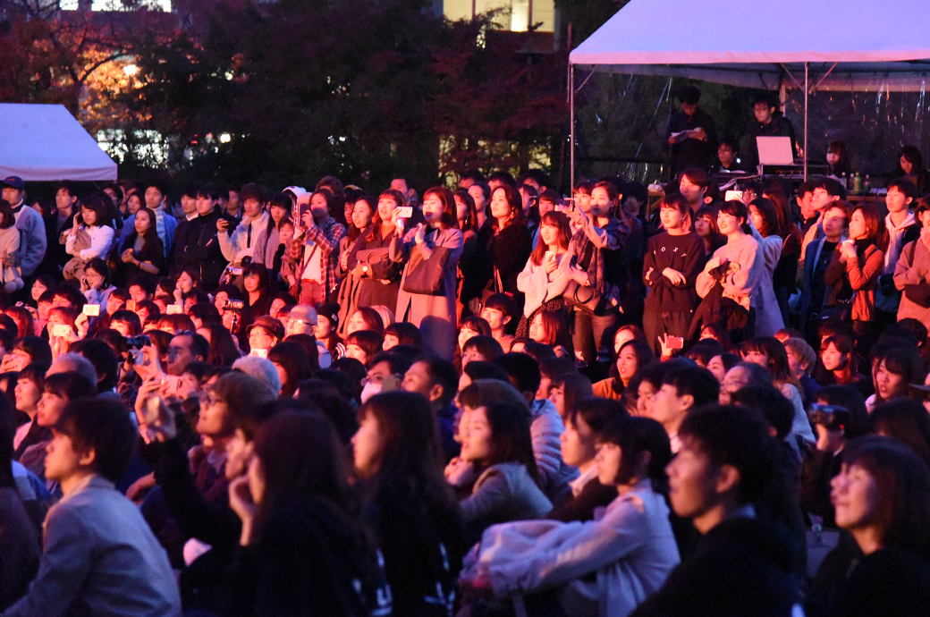 The crowd watches on at Ritsumeikan OIC