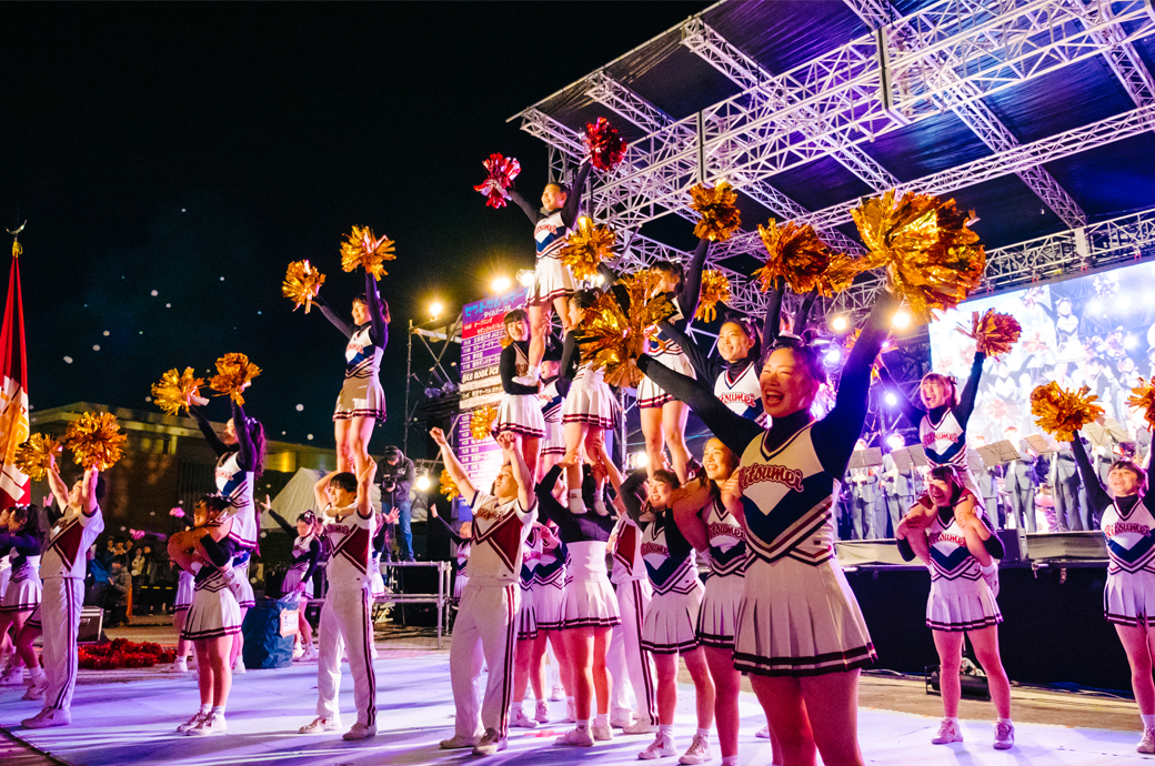 The Ritsumeikan cheerleading club, the ‘PeeWeeS!’, top off the evening at Biwako-Kusatsu Campus