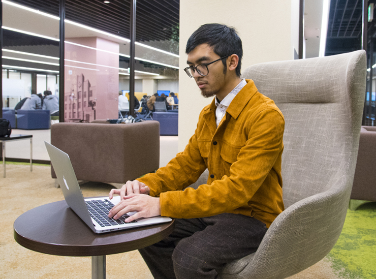 Global Studies Major International Relations - student studies at desk