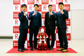 Students pose to take a commemorative photo with Mitsubishi-Hitachi's communicative robot ‘EMIEW3’