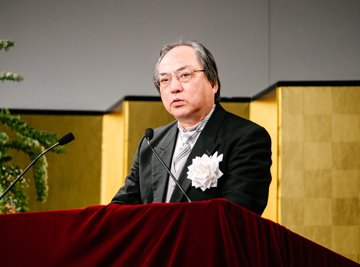 Yoshio Nakatani, president of Ritsumeikan University, gave a welcome speech in the first half of each ceremony