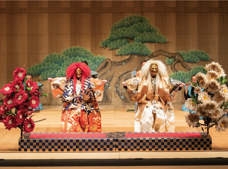 
											<figcaption>Scene from the Japanese traditional Noh Theatre play ‘Stone Bridge’ featuring the Great Lions