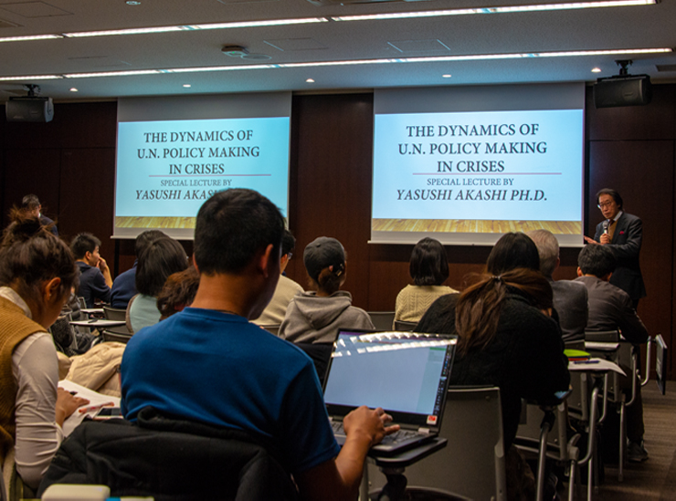 Professor Naoki Ishihara of the Graduate School of International Relations introduces Mr. Akashi