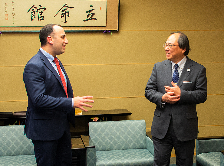 Non-resident Ambassador Spiteri (Graduate School of International Relations – 2010 graduate) and Chancellor Nakatani 