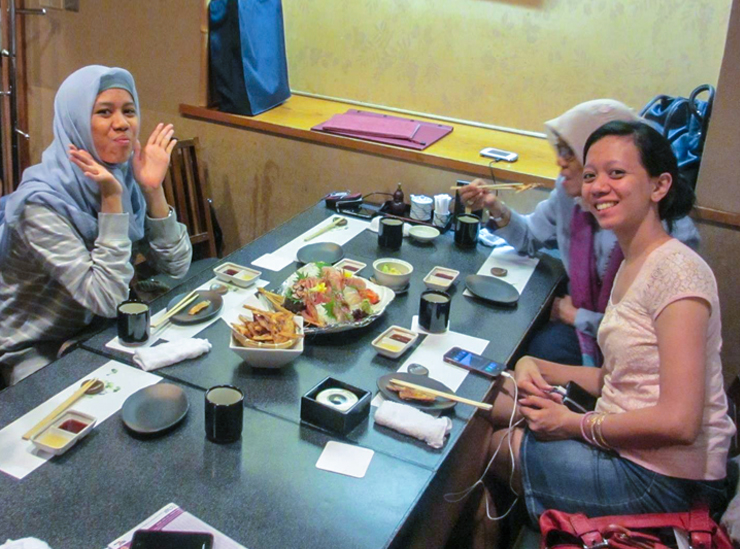 Image of Muslim visitors to Japan eating in a restaurant