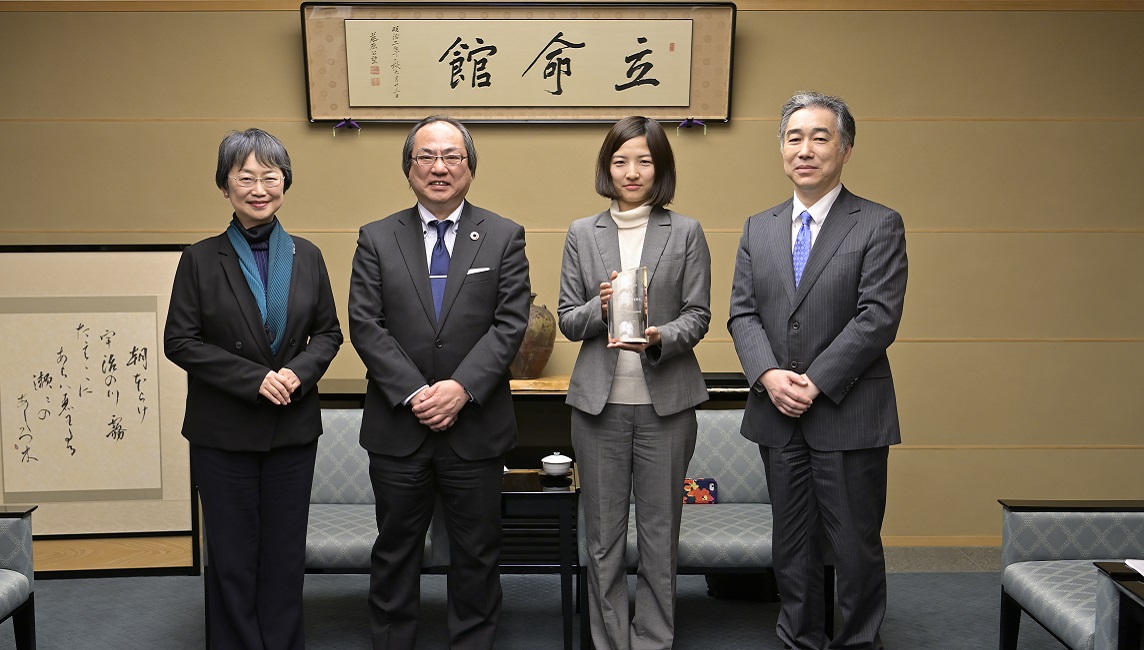 Ritsumeikan Professor Hasegawa highly cited researcher 2019 poses with President of Ritsumeikan University Yoshio Nakatani together with the Vice President Matsubara and  Dean of the College of Science and Engineering Shigeru Takayama