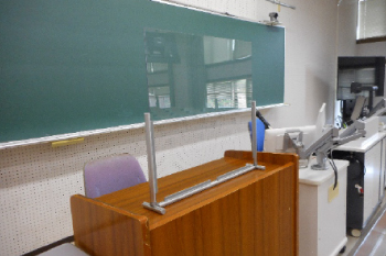 Transparent acrylic boards have been installed in all classrooms to prevent the spread of droplets