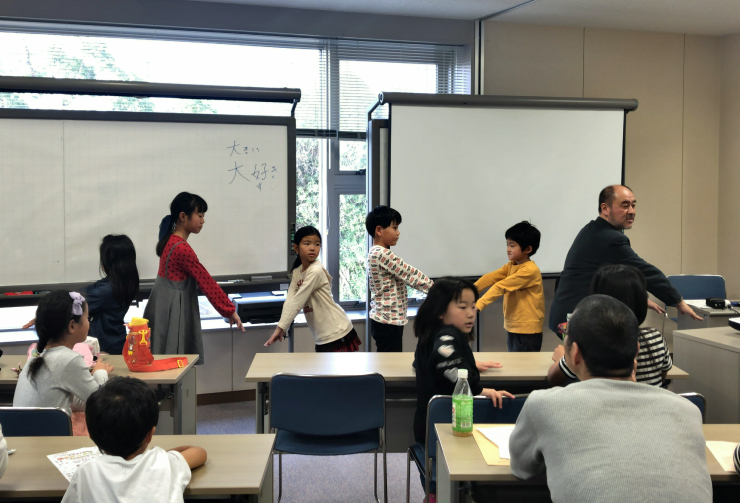 A scene from a Kanji Expedition class. Hiroyuki Kubo, a kanji educator, is pictured on the far right.