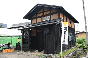 The outbuilding that houses the students’ work (Tokamachi City, Niigata Prefecture)