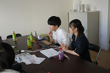 Yusei Kawakami (at left)