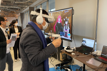 Chairperson Morishima enjoys a VR experience