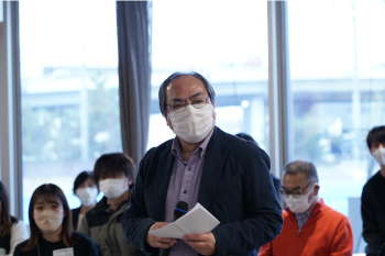 Chancellor Nakatani gives words of advice and encouragement to the primary school students