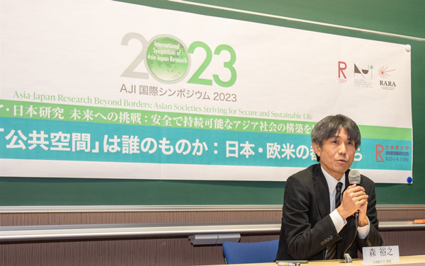 Prof. Mori delivering his presentation