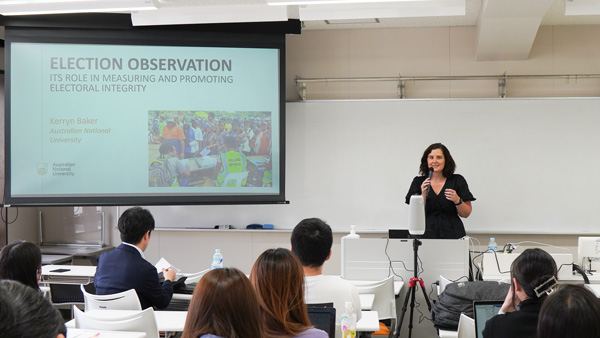 Dr. Baker delivering her lecture at Kinugasa campus, Ritsumeikan University１