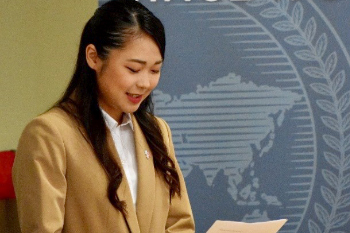 JDP study abroad student Ms. Katsura  gives a speech