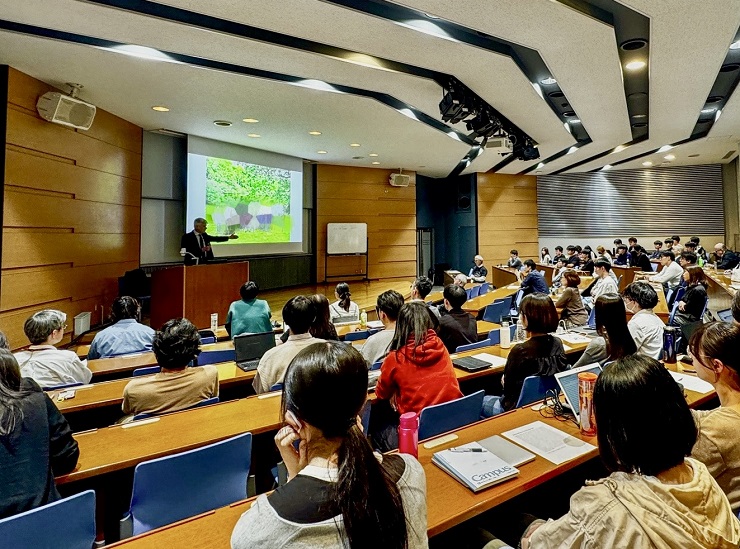 Professor Michael Caplan from the Yale School of Medicine delivers a lecture