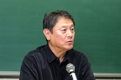 Professor Jun Hoanna delivering his presentation