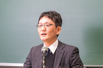 Professor Go Murakami delivering his presentation