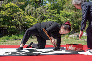 A calligraphy performance by Shoko Kanazawa