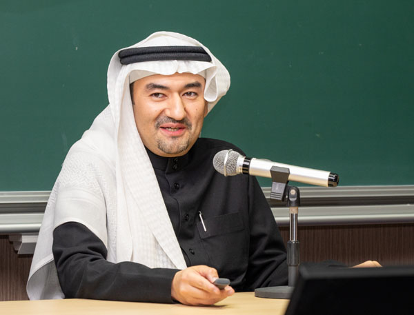 Mr. Essam Bukhary delivering the keynote speech