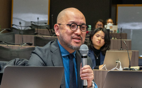 Professor Shinji Oyama serving as the chair for the panel discussion