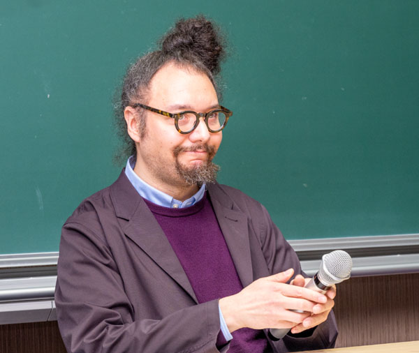 Associate Professor Stevie Suan delivering his presentation