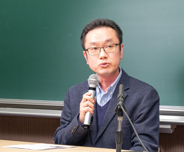 Associate Professor Ryotaro Mihara delivering his speech