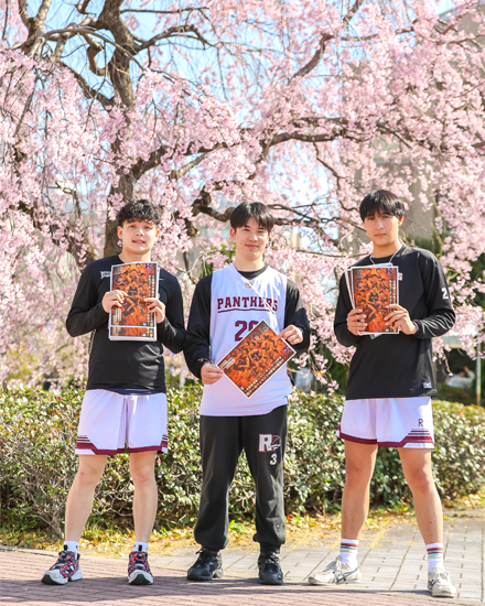 新歓の学生たち