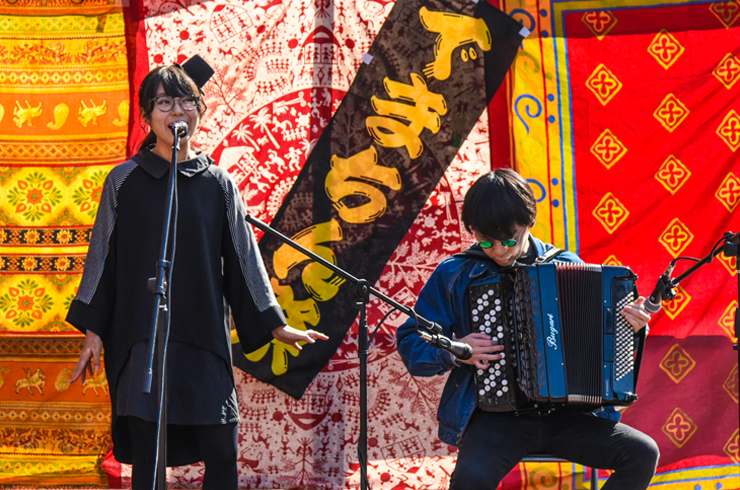 A duo perform an acoustic performance on Kinugasa Campus