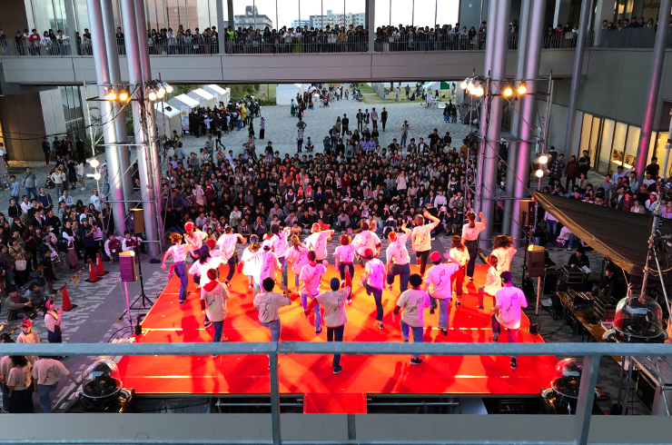 Ritsumeikan University College Festival on Osaka Ibaraki Cmapus - dance performance by group wearing red 