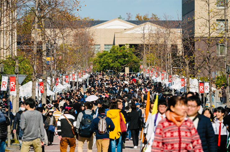 Ritsumeikan University College Festival on Biwako-Kusatsu Campus - the main walk way filled with an expectant crowd